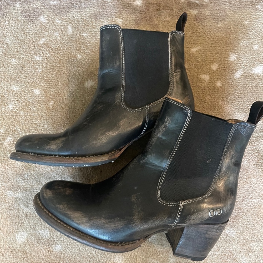 Bed|Stu back distressed bootie sz9